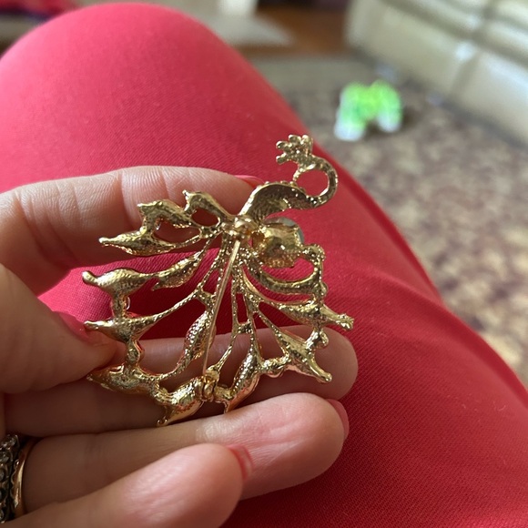 Elegant Gold Peacock Brooch with Multicolor Crystals - Picture 2 of 2